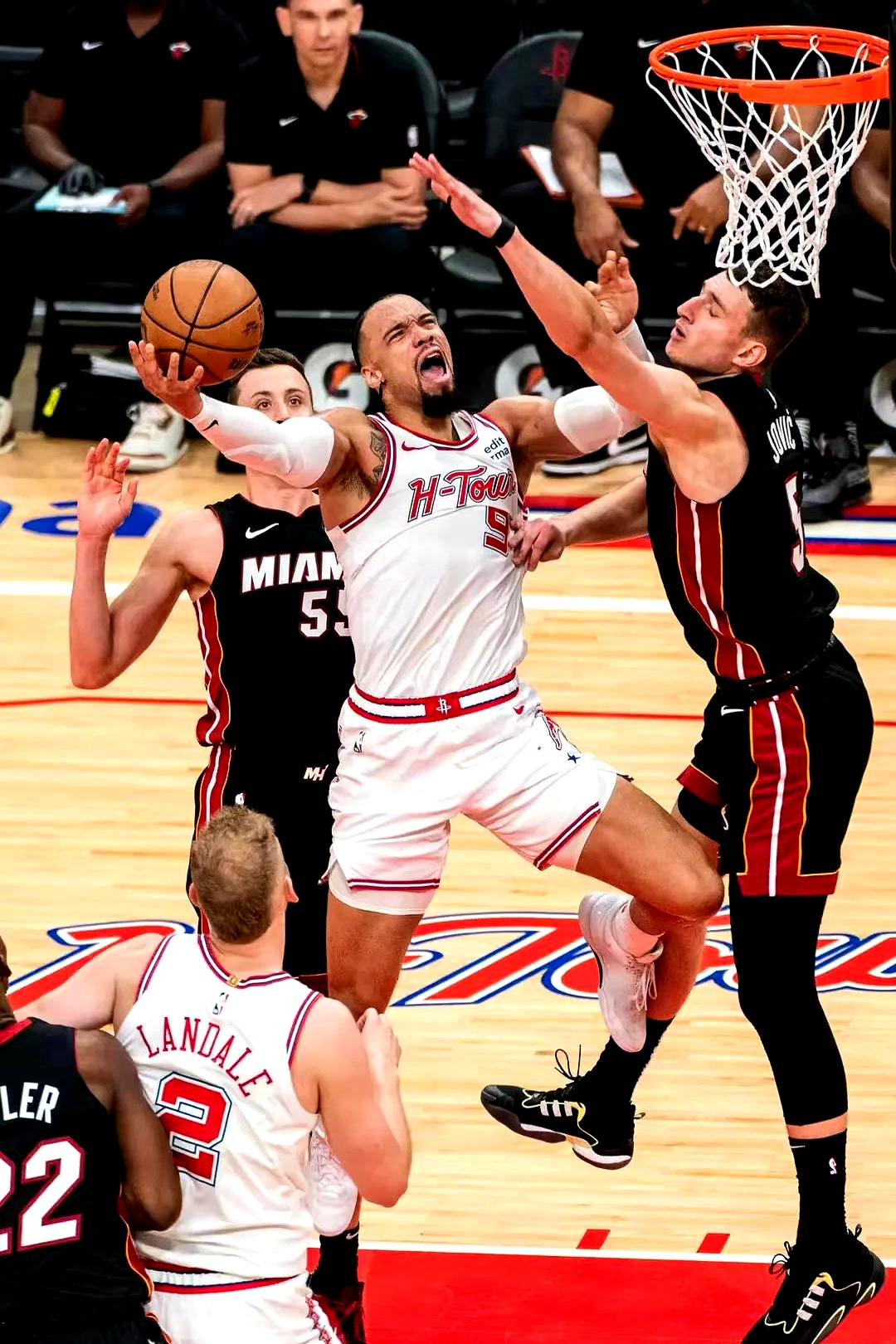 虎扑-转折点迈阿密热火队长鼓劲，NBA总决赛今夜攻防权衡，气氛紧张，身体对抗强度拉满的简单介绍