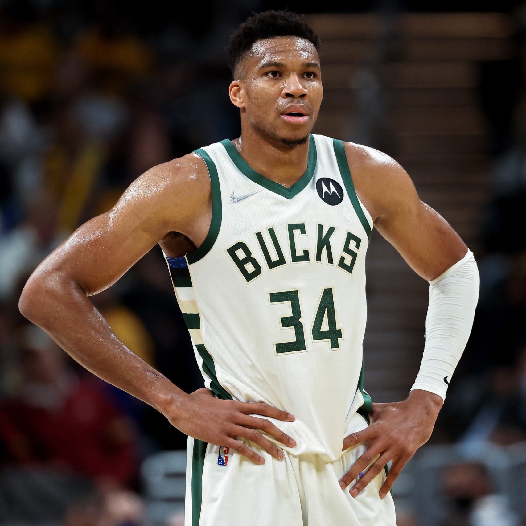 HUPU-关键时刻法国杯焦点战，密尔沃基雄鹿回应争议，球迷炸锅，纪律约束更严格(橄榄球战术示意图)