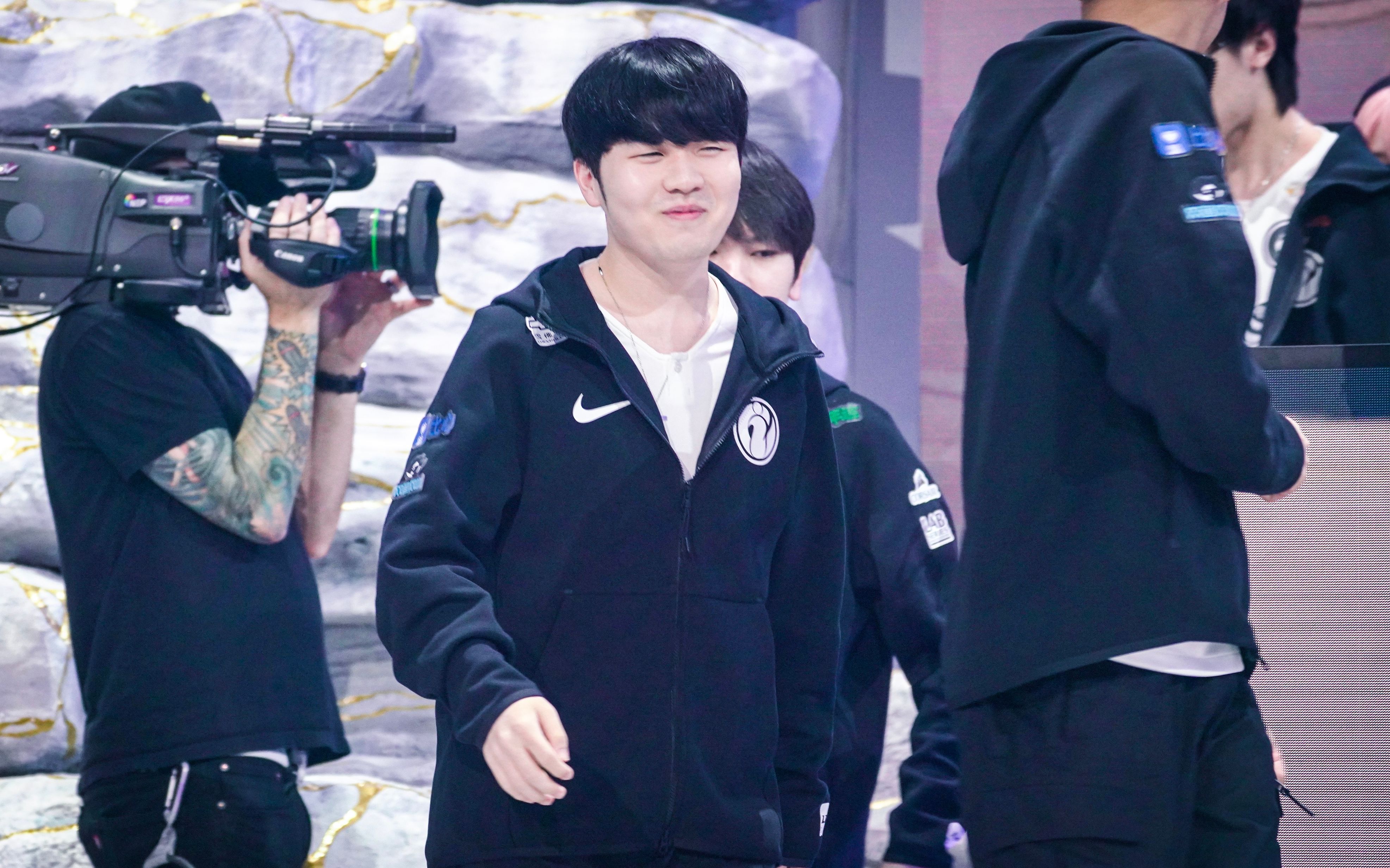 虎扑体育-Rookie回归赛场，高光表现首场状态亮眼，IG观众沸腾！的简单介绍